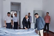 学校领导带队检查开学前准备工作